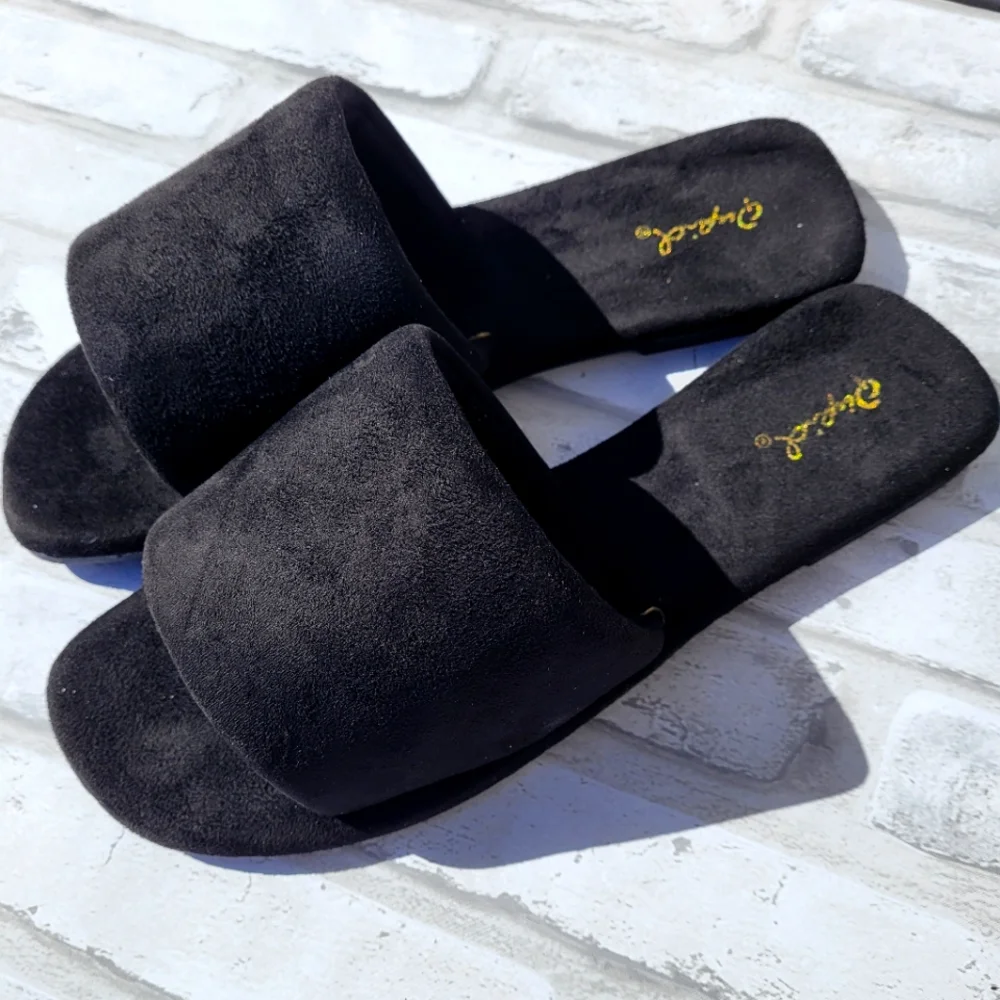 Comfortable Black Stretch Slides - Picture 1 of 4